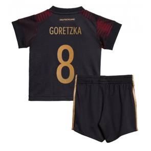 Maillot de foot Allemagne Leon Goretzka #8 Extérieur enfant Monde 2022 Manches Courte (+ pantalon court)